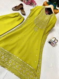 Kaftan de qualité supérieure en tissu lourd, de style designer, pour les occasions spéciales, en faux georgette, avec de magnifiques broderies de sequins et de zari, avec pantalon - Product Image 4