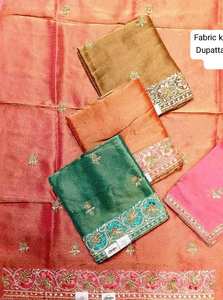 Costumes d'organza brodés à la main non cousus de créateur moderne belle tenue de fête traditionnelle pour la culture indienne et pakistanaise - Product Image 2