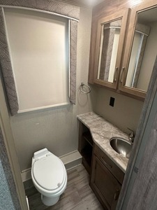 Caravane de voyage RV E-n-t-e-g-r-a C-o-a-c-h V-i-s-i-o-n 3-1-V d'occasion, modèle 2019 - Product Image 5
