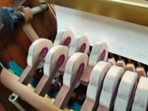 Piano Vertical Yamaha U7 Marrón para Músicos Profesionales, Piano Japonés Usado de Segunda Mano, Madera Maciza, 88 Teclas, Serie U-7 U - Product Image 4