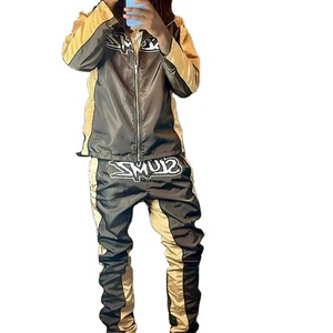 Conjunto de Sudadera con Capucha y Pantalones Acampanados de Chándal Personalizado con Pedrería Estilo Urbano y Efecto Desgastado - Product Image 1