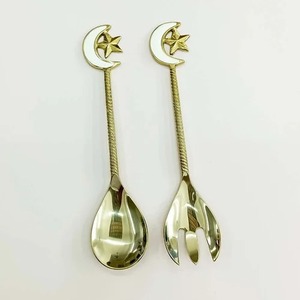 Cuchara de té de latón con patrón de hojas multicolor elegante, utensilio decorativo y duradero para cocina casera y uso en fiestas de la India - Product Image 3