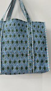 Sac fourre-tout bohème en coton matelassé, imprimé à la main, réversible, grand, bleu floral, écologique, fermeture ouverte, sac de shopping fait à la main - Product Image 2