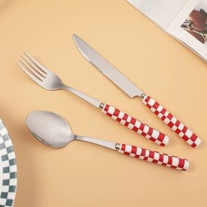 Ensemble de couverts en acier inoxydable avec poignée à motif à carreaux rouges, idéal pour les repas à la maison, les repas formels, les restaurants, les hôtels et l'usage quotidien, en provenance d'Inde - Product Image 4