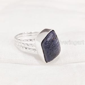 Joyería de piedra en bruto Anillo de mujer Natural Raw Blue Sapphire Gemstone September Birthstone Doted Band Anillo de plata esterlina 925 - Product Image 1