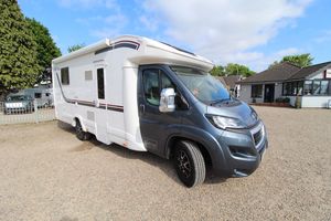 2023 Giottiline Siena 397 Alfa Romeo Kei Coupe Caja de cambios automática AWD Drive Disponible Cuero oscuro claro R18 Opciones eléctricas de gas - Product Image 2