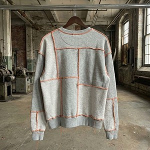 Sudadera de Forro Polar Desestructurada de Invierno para Hombre, Estilo Urbano, Color Gris Jaspeado, con Costuras en Contraste Naranja y Bordes Deshilachados - Product Image 2