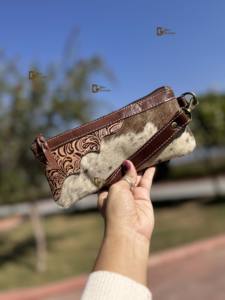 Pochette à main en cuir de vachette, pochette à main en cuir de vachette, portefeuille noir, sculpture, design western, pochette en cuir de vachette à poils - Product Image 4