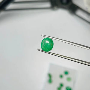 Esmeralda Natural de Zambia, Gema Ovalada en Cabujón, Buena Calidad, Brillo y Bonito Color Verde, Pulido Perfecto para Cualquier Joyería - Product Image 2