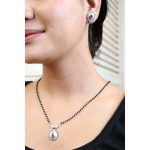 Collar Mangalsutra Ruby Paisley con Engaste de Bisel en Forma de Gota de Agua, Plata de Ley 92.5, Tecnología de Incrustación Tradicional Maharastriana para Mujer - Product Image 3