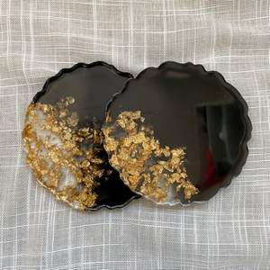 Posavasos de resina ideal para la decoración de una elegante mesa de oficina, que ofrece utilidad funcional con un hermoso aspecto artesanal. - Product Image 3