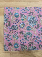 Motivos florales y detalles de ramilletes en el material, perfecto para la confección de kurtis de verano para mujer, trajes étnicos salwar.