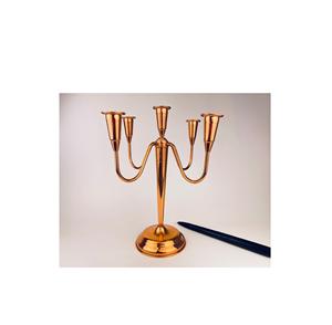 Centro de mesa de candelabros de metal hecho a mano para decoración de bodas con intrincados detalles florales y brazos de velas - Product Image 1