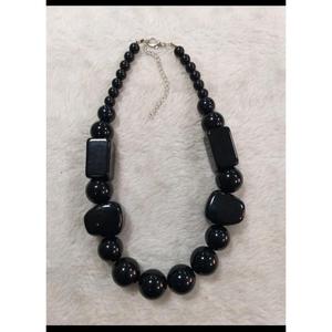 Fournisseur en gros de colliers pendentifs en résine tendance avec art floral botanique pour femmes disponibles à prix de gros - Product Image 1