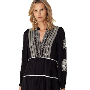 Collection élégante pour femmes Robe brodée à manches trois-quarts faite main - Product Image 1