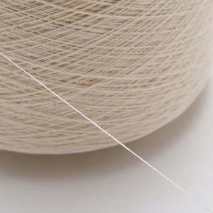 Disfrute de una suavidad superior y una resistencia confiable con nuestro hilo 100% algodón, hecho de algodón natural puro, en grandes cantidades. - Product Image 2