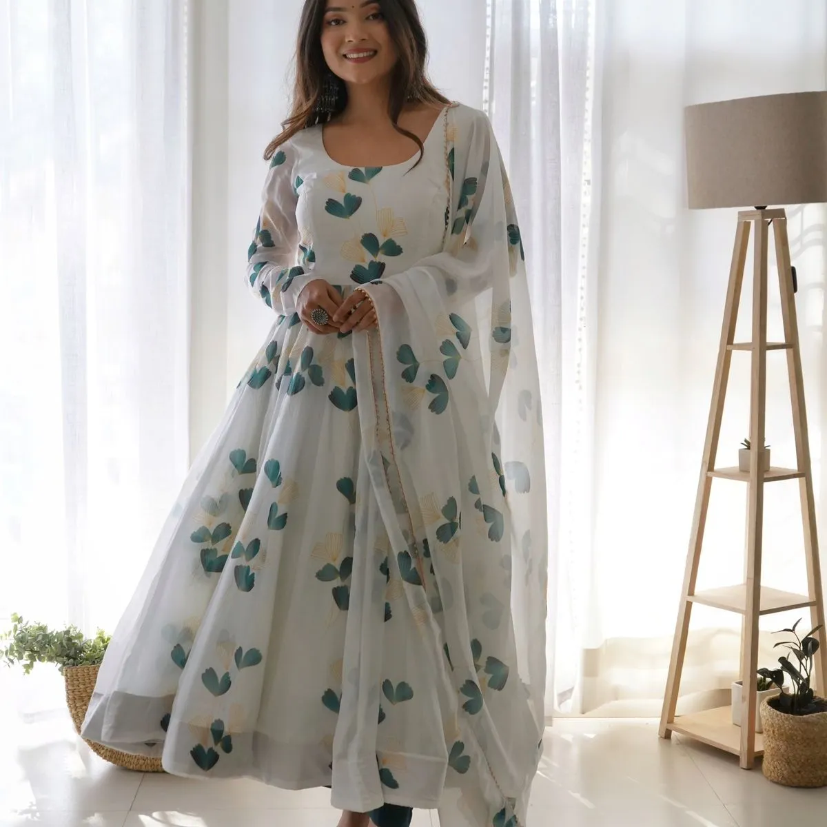 Dernière robe de créateur pour femmes avec tissu de soie organza avec nouvelle mode dupatta avec prêt à porter