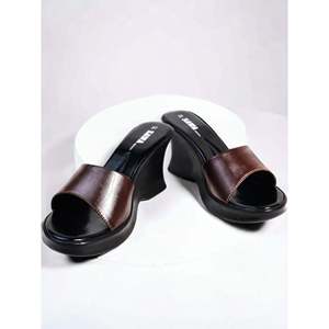 รองเท้าแตะส้นเตารีดลำลองสีน้ำตาลเข้มนุ่มใส่สบายทำจากหนังกลับ805ตำแหน่งบน - Product Image 2