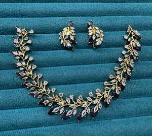 Ensemble multicolore avec boucles d'oreilles et colliers assortis, élégant pour les mariages, les fiançailles et les anniversaires. - Product Image 2