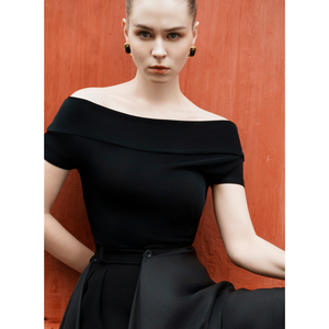 Haut en tricot Briona en tricot flexible scintillant épouse doucement la forme offrant un look chic et élégant à épaules dénudées - Product Image 5