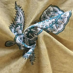 Tissu en coton imprimé à la main, motif Paisley Buta |   Jaune moutarde avec du tissu ethnique indien turquoise - Product Image 2