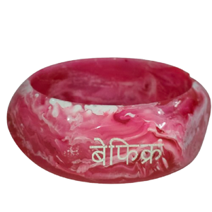 Brazalete de Resina Marmoleada Rosa y Blanca de Moda con Escritura Hindi Personalizada "Befikra" (Sin Preocupaciones), Brazalete con Tipografía Moderna y Duradera - Product Image 3