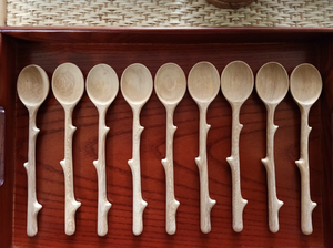 Cuchara de comedor de madera de mango lisa diseñada para servir y presentar platos, que muestra elegantes curvas artesanales de Vietnam. - Product Image 6