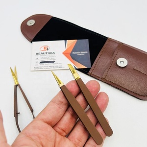 Ciseaux professionnels à ressort et pinces à épiler pour sourcils, outil de toilettage des cheveux, marron mat avec étui, outils de beauté en acier inoxydable - Product Image 1