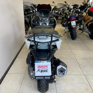 Scooter à deux roues intelligent KYMCO XCITING 400i ABS avec moteur sans balais et connectivité via application - Product Image 5