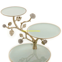 Support de gâteau en métal à trois niveaux avec affichage de gâteau de conception de branche d'arbre floral décoratif pour les mariages et les fêtes outil de support de gâteau moderne