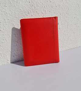 Tarjetero rojo de cuero genuino con fundas de plástico en el interior - Product Image 6