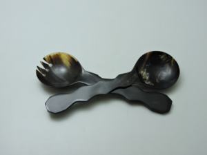 Ensemble de serveurs à salade en corne naturelle écologique de qualité supérieure au design unique, artisanat artisanal, articles de cuisine, cuillère à servir la salade - Product Image 4