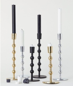 Bougeoir en fer de style antique avec des motifs d'inspiration médiévale et des détails somptueux pour un décor sophistiqué sur le thème classique - Product Image 2