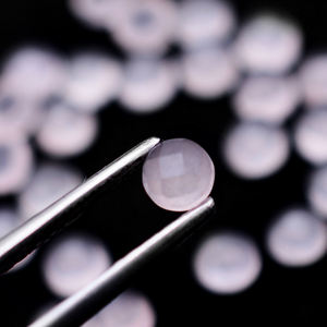 Lote de 25 piezas de cuarzo rosa natural de 4mm, corte redondo de 3mm, piedras preciosas gruesas de 4,35 Cts, ventas de Iroc, cabina facetada de piedra suelta de alta calidad - Product Image 2