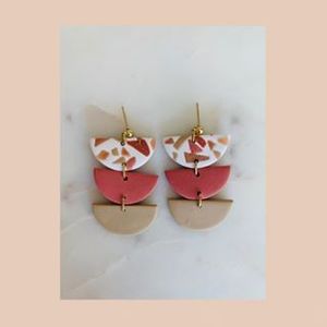 Pendientes de resina vibrantes pintados a mano y pulidos con múltiples colores Pantone Joyería de moda para montañas y looks diarios - Product Image 4