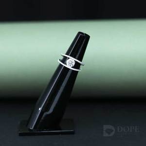 El mejor último diseño con diamante de forma redonda solitario y diamantes pequeños para damas en oro fino de 18 quilates - Product Image 1