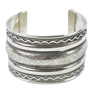 Brazalete de Moda para Mujer con Acabado Plateado Brillante y Elegante, Diseño de Esposas para Bodas y Eventos - Product Image 6