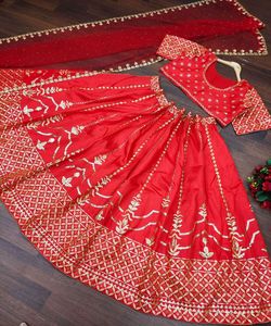 Faites une déclaration à n'importe quel événement avec ce saree à broderie lourde fabriqué à partir de tissu de soie de qualité supérieure. Avec un superbe Rangoli ApparelGarment - Product Image 6