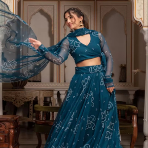 Conjunto de lehenga Manjari de georgette verde azulado Gulabi Galiyan Bandhej con dupatta de georgette | Ropa Étnica de Diseñador para Mujer en Tallas Grandes - Product Image 1