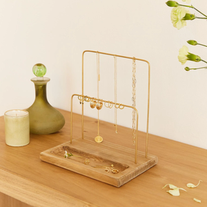 Expositor de joyería rectangular de metal dorado con parte superior ondulada y bandeja con aspecto de mármol blanco disponible a precios de mayorista - Product Image 3