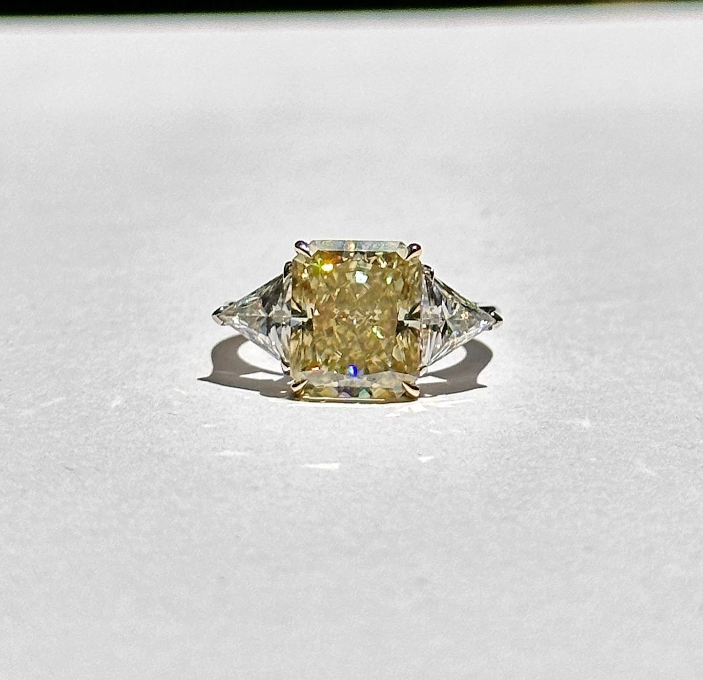 Fantaisie Couleur Lab Grown Diamant Trois Pierre Bague de Fiançailles 3.00 Ctw Radiant Cut Canary Jaune Diamant Bague Or Blanc Mariage VS1