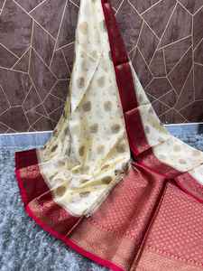 Sarees de seda brocados hechos a medida en color verde loro, borde granate y patrones ideales para reventa por diseñadores de ropa - Product Image 5