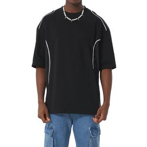 เสื้อยืดคอกลมแขนสั้นสำหรับผู้ชายทรงหลวมสไตล์สตรีทแวร์สีดำ - Product Image 1