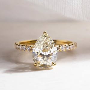Bague de fiançailles en moissanite coupe poire 10x7mm | Solitaire en or ou en argent avec accents | Vente en gros OEM de bijoux de mariage - Product Image 1