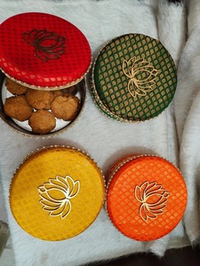 Boîtes mithai décoratives en acier en vrac avec brocart Lotus Design 250g 500g boîtes ladoo indiennes douces conteneurs de retour de pooja de mariage - Product Image 4