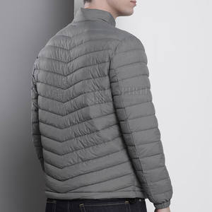 Cómodo y elegante abrigo cálido de invierno chaqueta gruesa para exteriores chaqueta acolchada de burbujas con capucha personalizada para hombres - Product Image 2