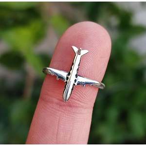Bague signet géométrique minimaliste en forme d'avion, faite à la main en argent sterling, bijou d'aviation, cadeau de voyage unique pour elle - Product Image 6