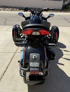 Oferta Especial: Motocicleta de Tres Ruedas Can-Am Spyder F3 Limited Negra con Detalles Azules - Product Image 5