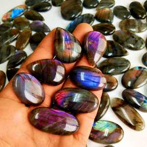 Labradorite multi-feu, cabochon naturel, effet de changement de couleur, différentes tailles (triangle/marquise/poire/ovale) - Product Image 1