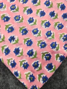 Tissu indien en coton fait à la main avec broderie, tissu respirant en lin de style uni à imprimés floraux bloqués à la main - Product Image 3